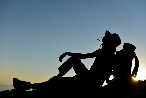 为登山运动员休息和休息图片下载