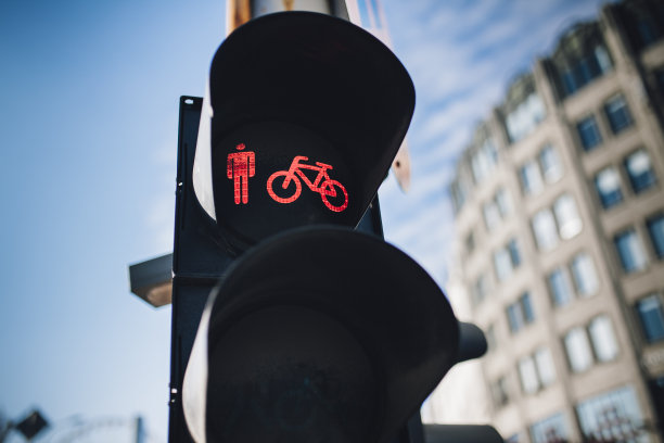 布达佩斯的红色自行车和行人交通灯图片下载