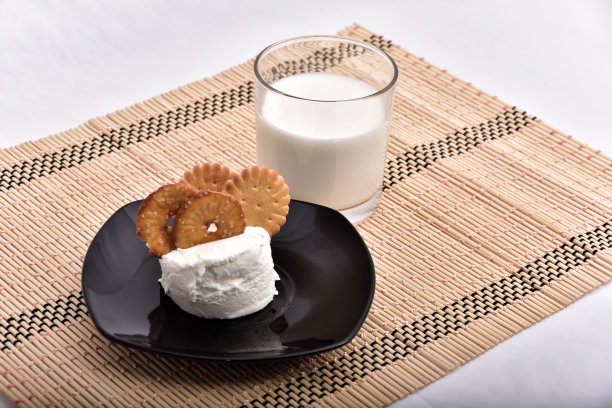 早餐有牛奶和饼干图片下载