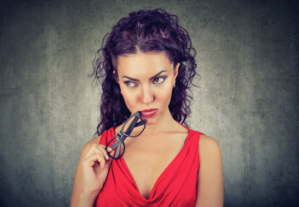 思想中可疑的美丽的黑发女人图片下载