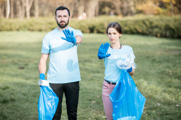 义工手拿垃圾袋示意停止图片下载