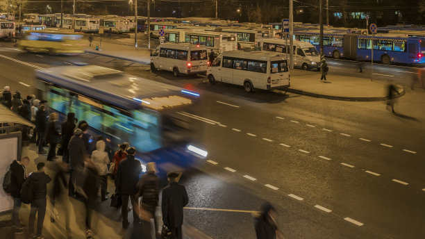 在公共汽车终点站等候和上车的乘客，图片下载