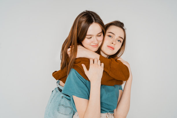 两姐妹双胞胎美丽的女孩潮人在休闲服装上图片下载