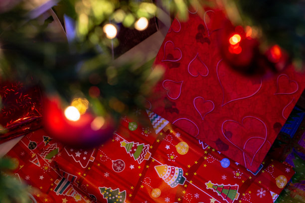 圣诞装饰品。所有的礼物都包在圣诞树下。图片下载