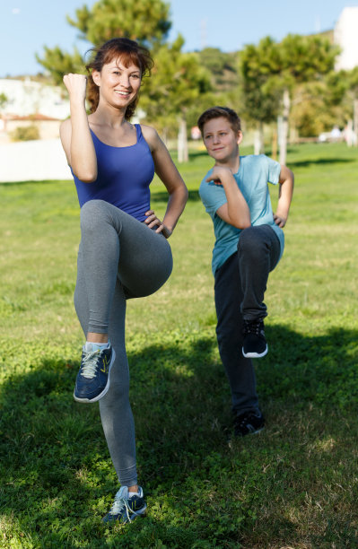 母亲和儿子在户外伸展图片下载