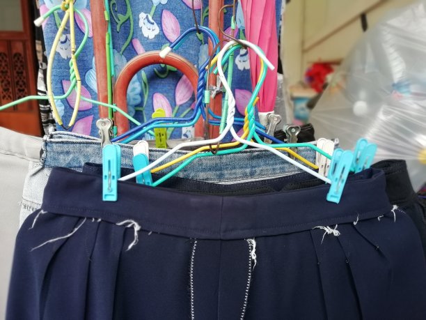 在室内洗衣服和衣架，背景概念图片下载