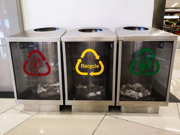 回收箱用以分类废物。图片下载