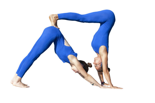 两个年轻漂亮的女人在练习瑜伽。在公园里上课图片下载