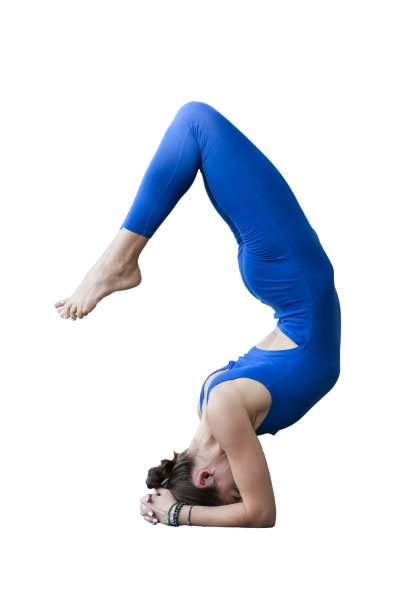 两个年轻漂亮的女人在练习瑜伽。从容放松，女性幸福图片下载