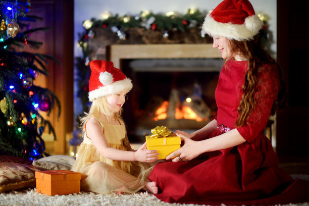 快乐的小女孩收到了妈妈送的圣诞礼物图片下载