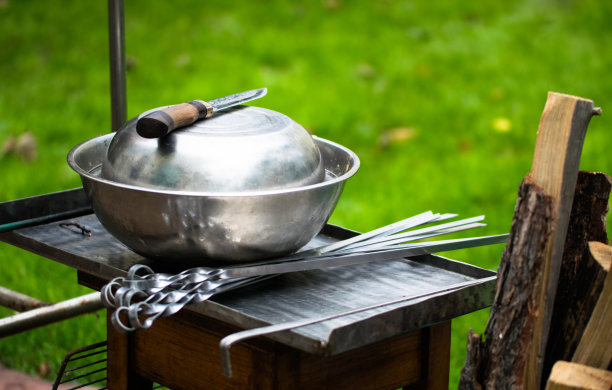 金属盘子和夏季烧烤图片下载