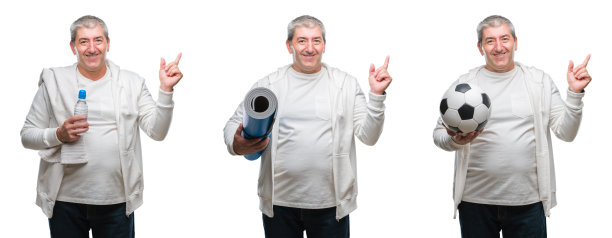 拼贴的老年健身男子拿着瑜伽垫和足球在白色孤立的背景非常幸福的指向与手和手指的一边图片下载