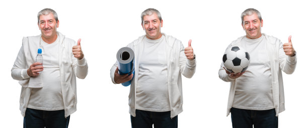 年老的健身男子抱着瑜伽垫和足球在白色孤立的背景愉快地与大微笑做ok的手势，拇指向上的手指，优秀的手势图片下载