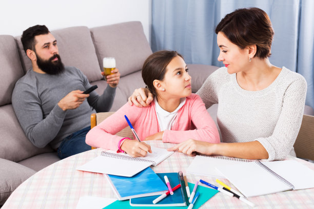母亲帮助女儿做家庭作业图片下载