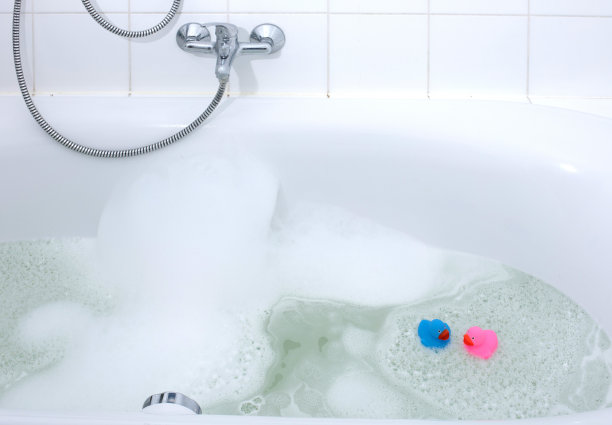 浴缸里的粉红色和蓝色的鸭子图片下载