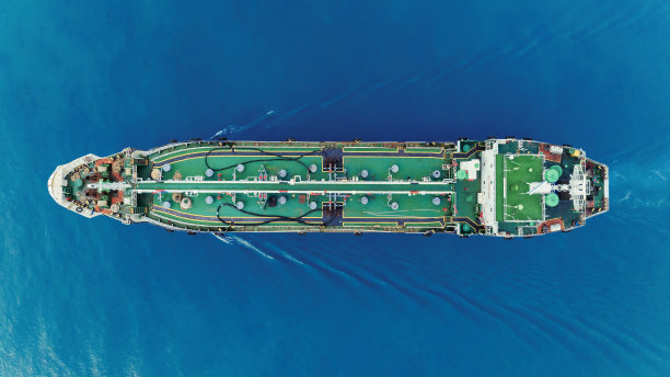 油轮从海上炼油厂运输原油。图片下载