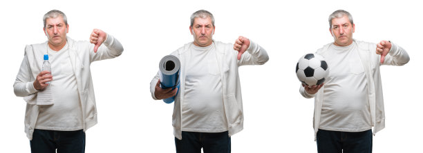 拼贴的老年健身男子拿着瑜伽垫和足球在白色孤立的背景与愤怒的脸，消极的迹象显示不喜欢与拇指下来，拒绝概念图片下载