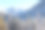 冬天的景象，霜冻的森林和山在晴朗的日子图片下载