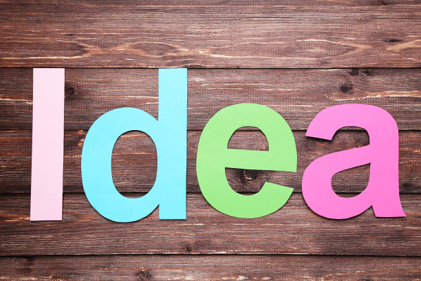 单词的想法由纸字母在棕色木制桌子上图片下载