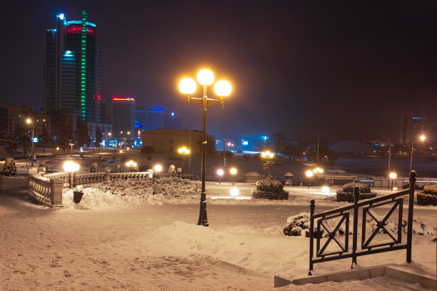 白俄罗斯明斯克傍晚大街。明斯克的圣诞节。图片下载