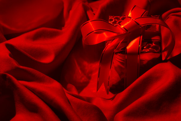礼物以红色床单床布在情人节，孤立的节日概念。素材图片