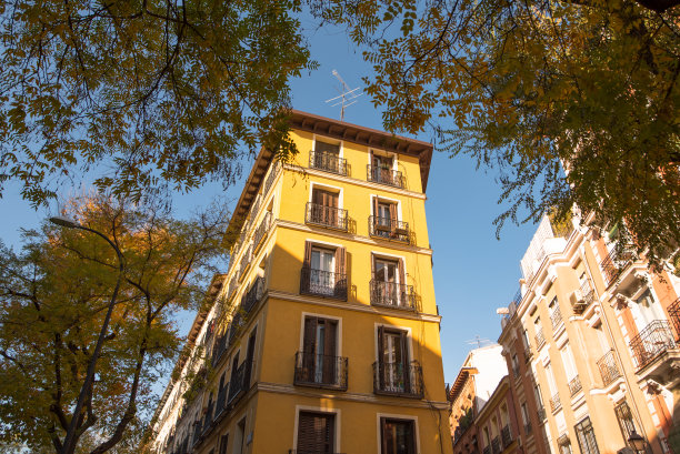 西班牙马德里的典型住宅建筑图片下载