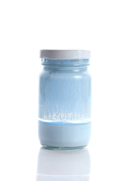 瓶玻璃的蓝色在白色的背景图片下载