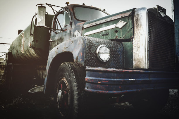 古老的令人毛骨悚然的卡车图片下载