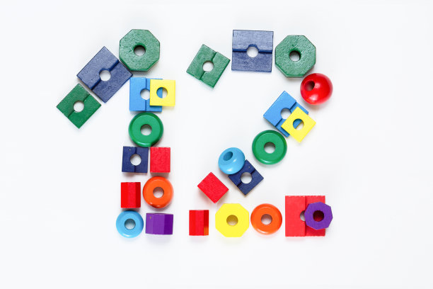俯视图一个由数字问号组成的儿童玩具积木，平躺在白色的背景上图片下载