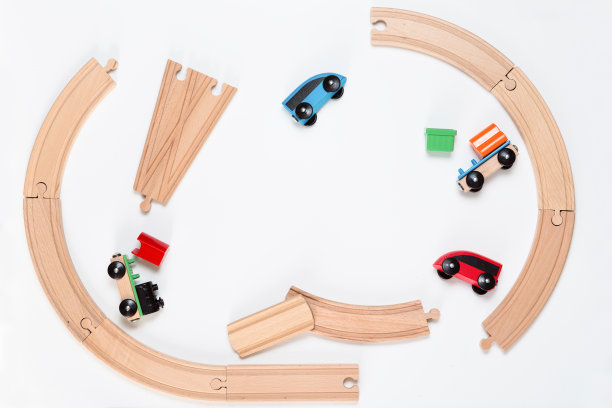 一个儿童玩具木制火车轨道的平躺孤立在白色工作室背景，俯视图图片下载