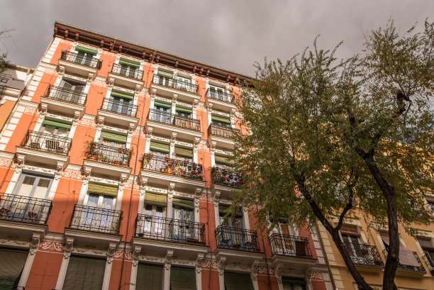 西班牙马德里的典型住宅建筑图片下载