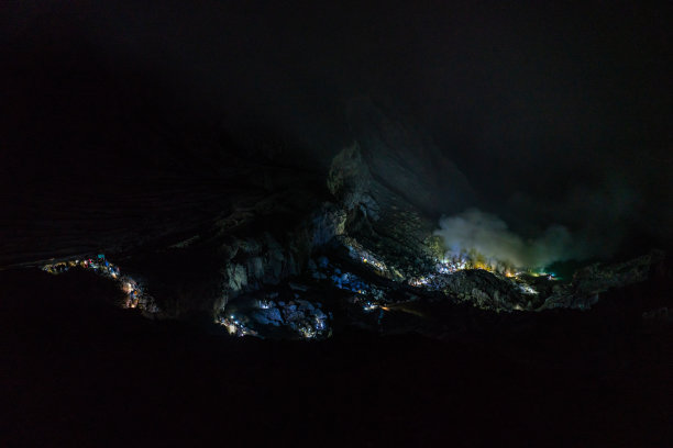 印度尼西亚班尤旺吉，人们在晚上攀登卡瓦伊真火山图片下载