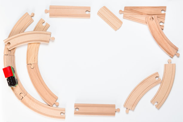 一个儿童玩具木制火车轨道的平躺孤立在白色工作室背景，俯视图图片下载