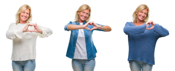 美丽的中年金发女人的拼贴在白色孤立的背景微笑在爱显示心形符号和形状的手。浪漫的概念。图片下载