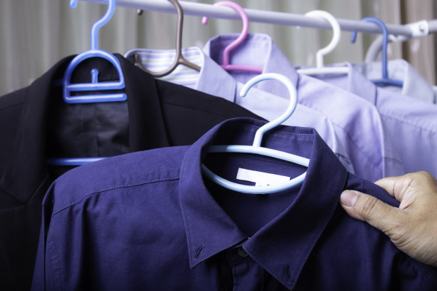 男人用手拿着衬衫衣服图片下载