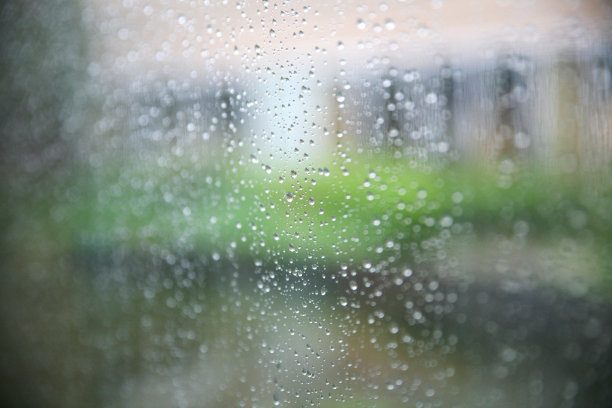 雨滴落在窗户上图片下载