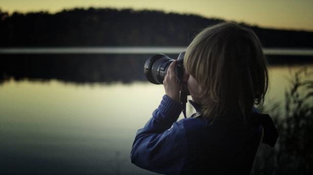 孩子们在拍摄秋天的风景图片下载
