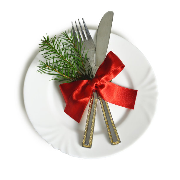 圣诞装饰桌子。圣诞餐盘和餐具孤立在白色背景上图片下载