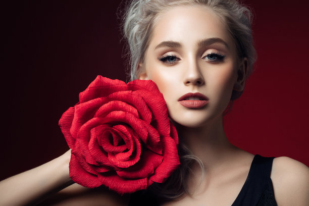 手持鲜花的漂亮女人图片下载