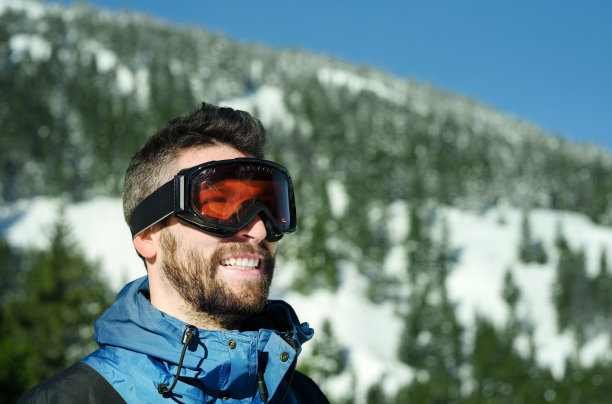 这是一名男性滑雪者在山上享受大自然的照片。图片下载