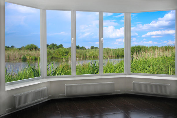 房间有宽窗户，可以俯瞰风景，湖被藤条包围图片下载