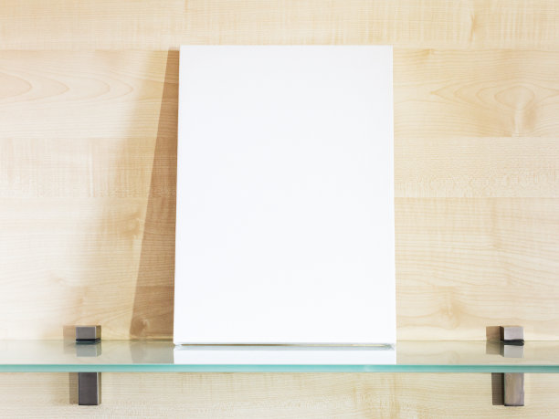 玻璃架子上的白色垂直帆布。图片下载