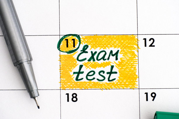 用绿色笔在日历上提醒考试。图片下载