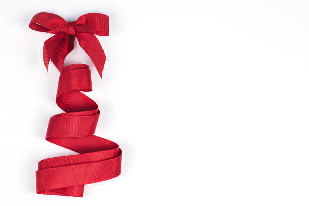 圣诞树由红色丝带在孤立的白色背景。图片下载