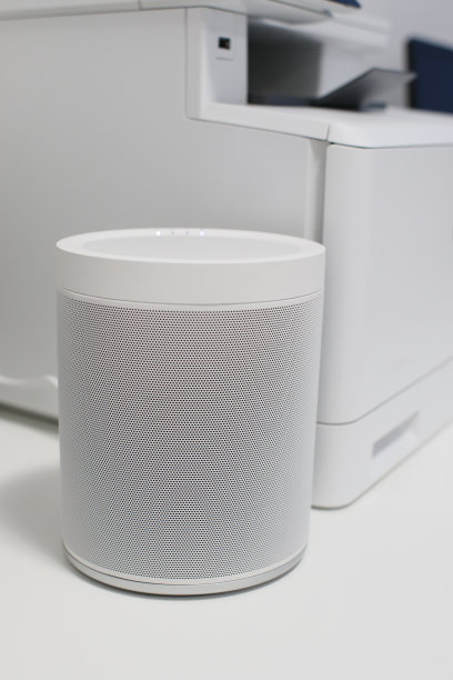 办公室里聪明的白色扬声器图片下载