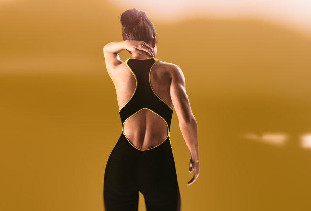 颈部疼痛的女人图片下载