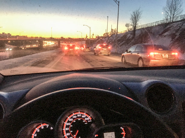 冬夜高速公路交通时段汽车司机的POV图片下载