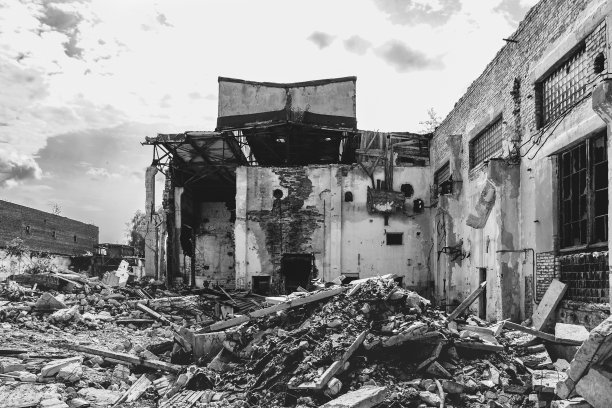 地震或战争余波，飓风或其他自然灾害，破败的废弃工业建筑，水泥垃圾图片下载