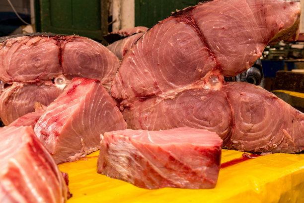 马洛科的鱼市。切掉大金枪鱼图片下载