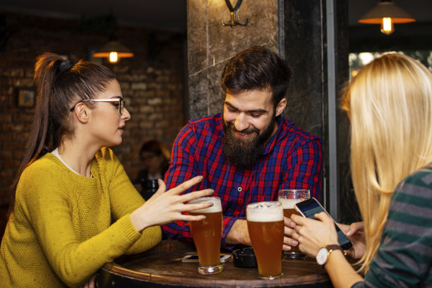 当地酒吧里的朋友图片下载